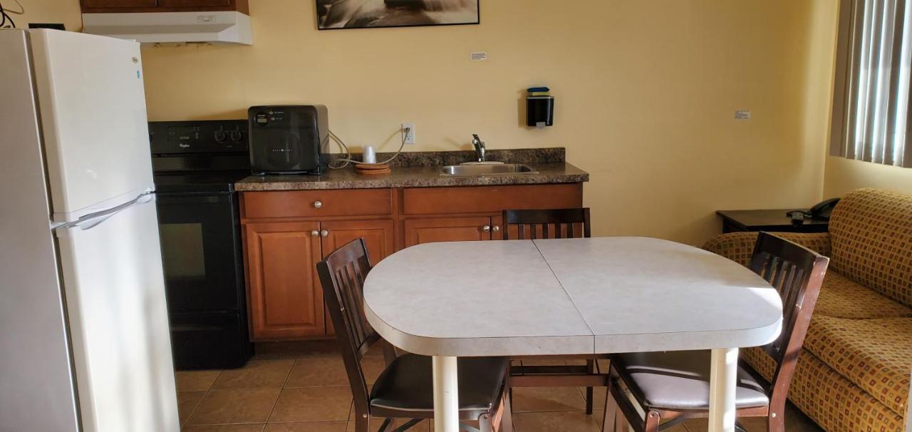 Sunparlor Motel Лемингтон Екстериор снимка